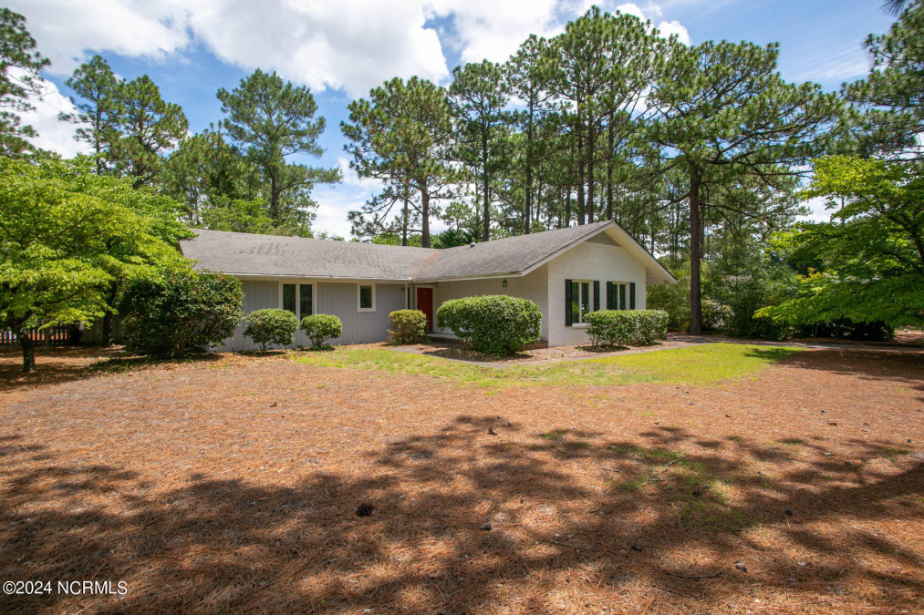 15 Monmouth Ct Pinehurst, NC 28374