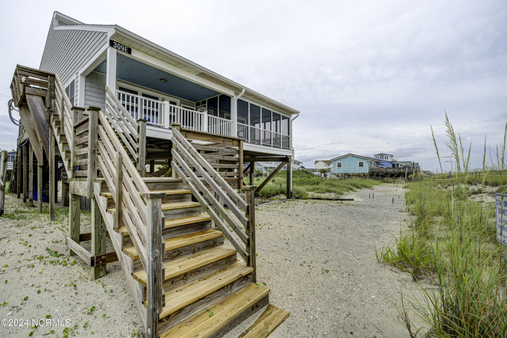 309 Beach Dr Oak Island, NC 28465