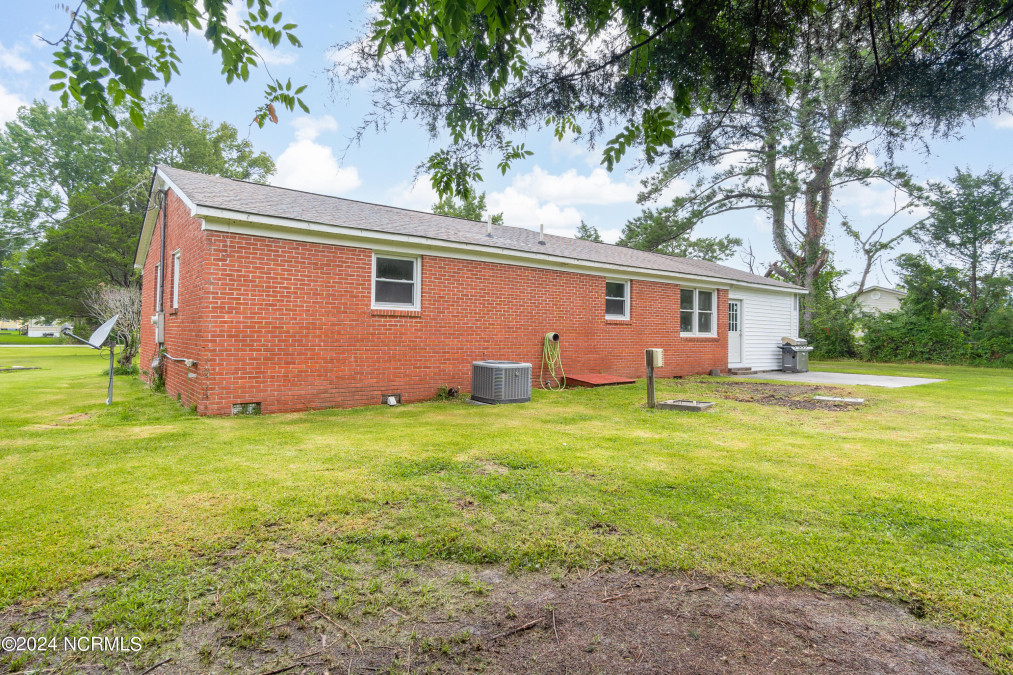 244 Old 30 Rd Jacksonville, NC 28546