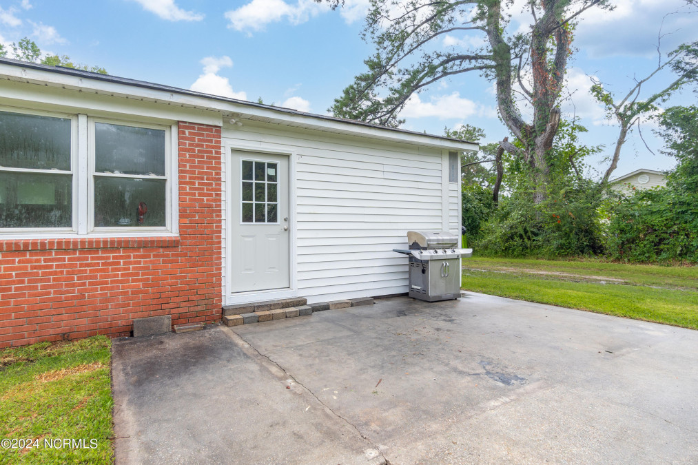 244 Old 30 Rd Jacksonville, NC 28546