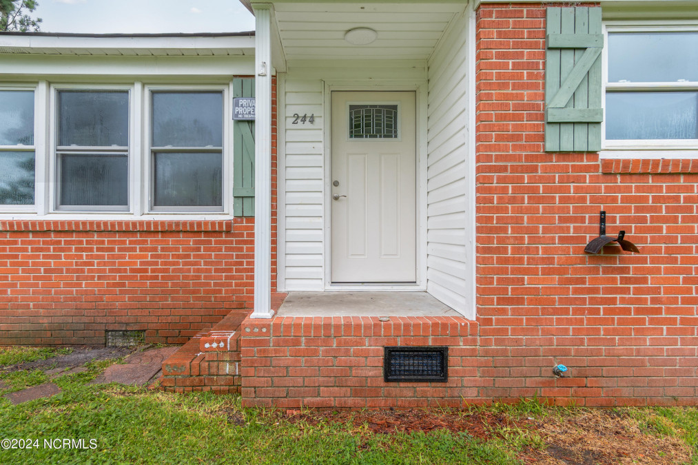 244 Old 30 Rd Jacksonville, NC 28546