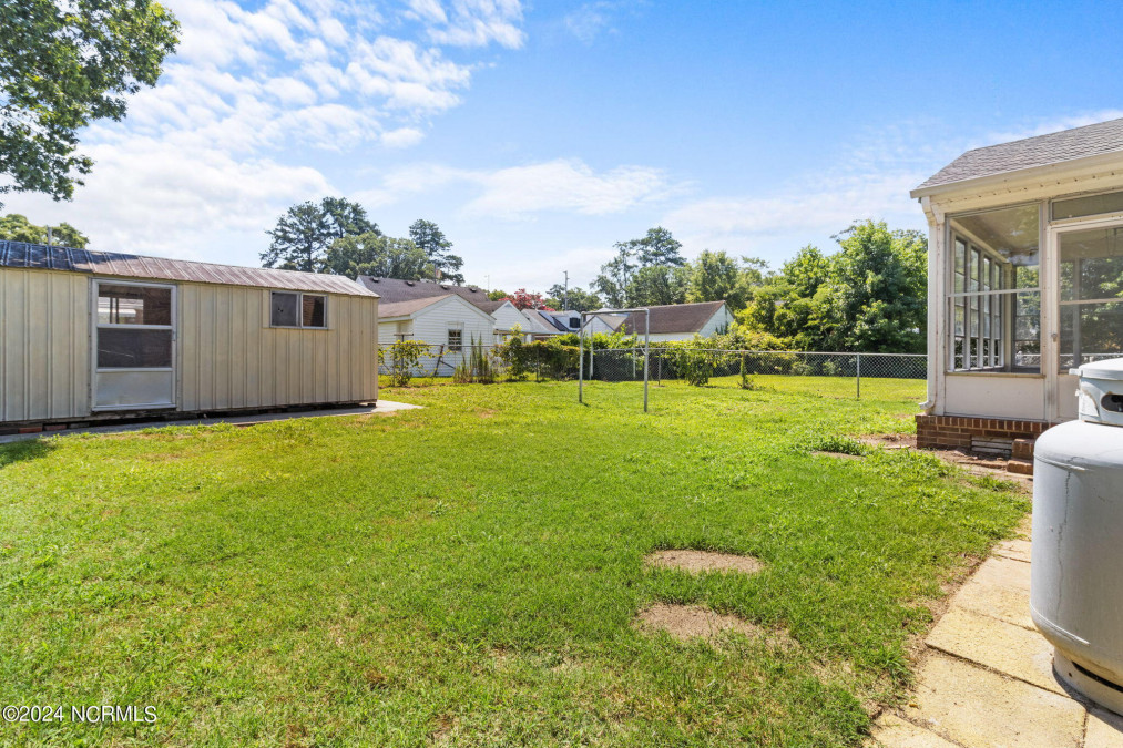 210 Meekins St Elizabeth City, NC 27909