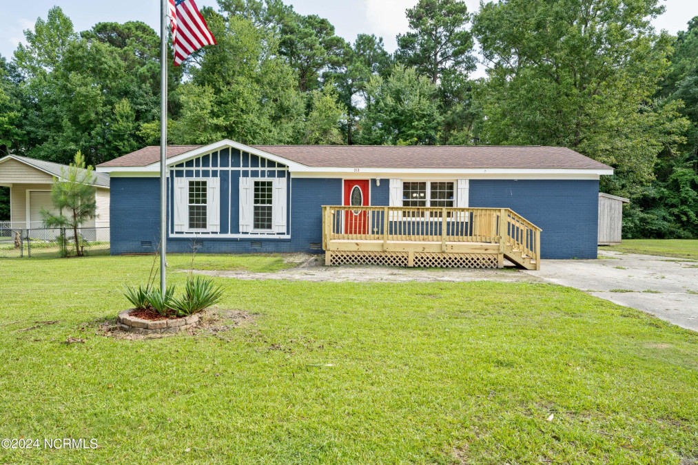 212 Country Rd Jacksonville, NC 28546