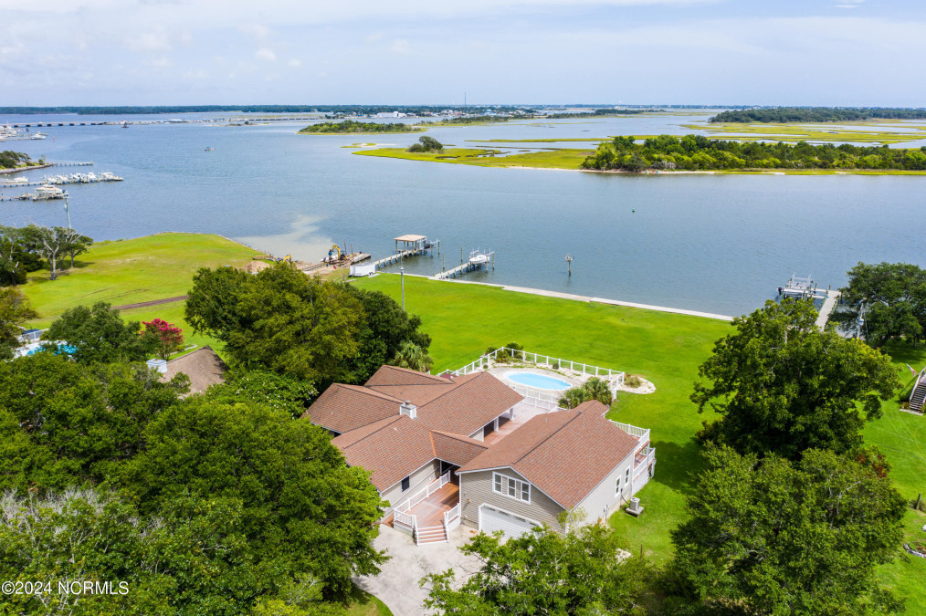 606 Barbour Point Rd Swansboro, NC 28584