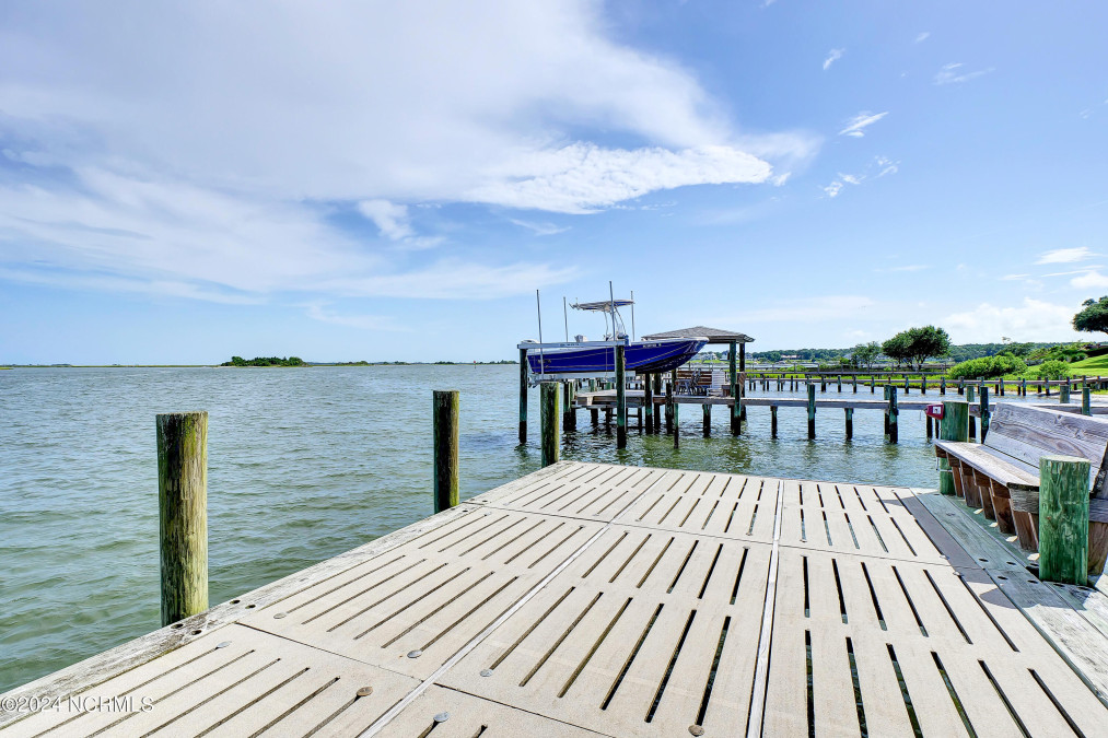 606 Barbour Point Rd Swansboro, NC 28584