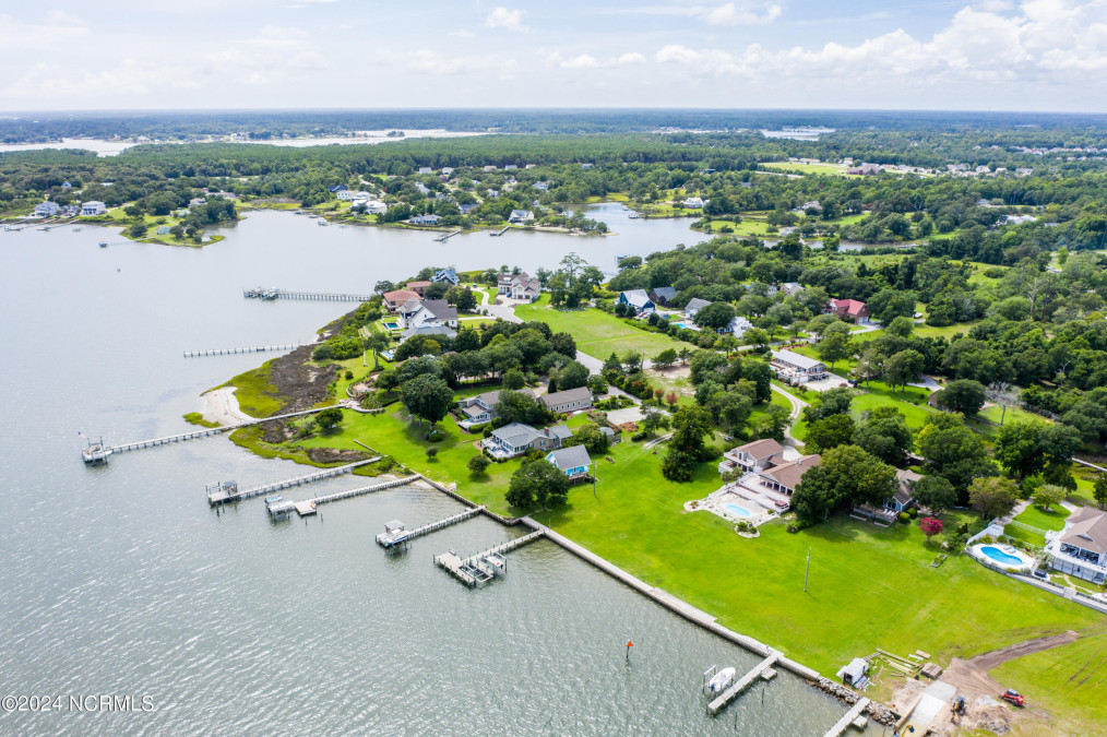 606 Barbour Point Rd Swansboro, NC 28584