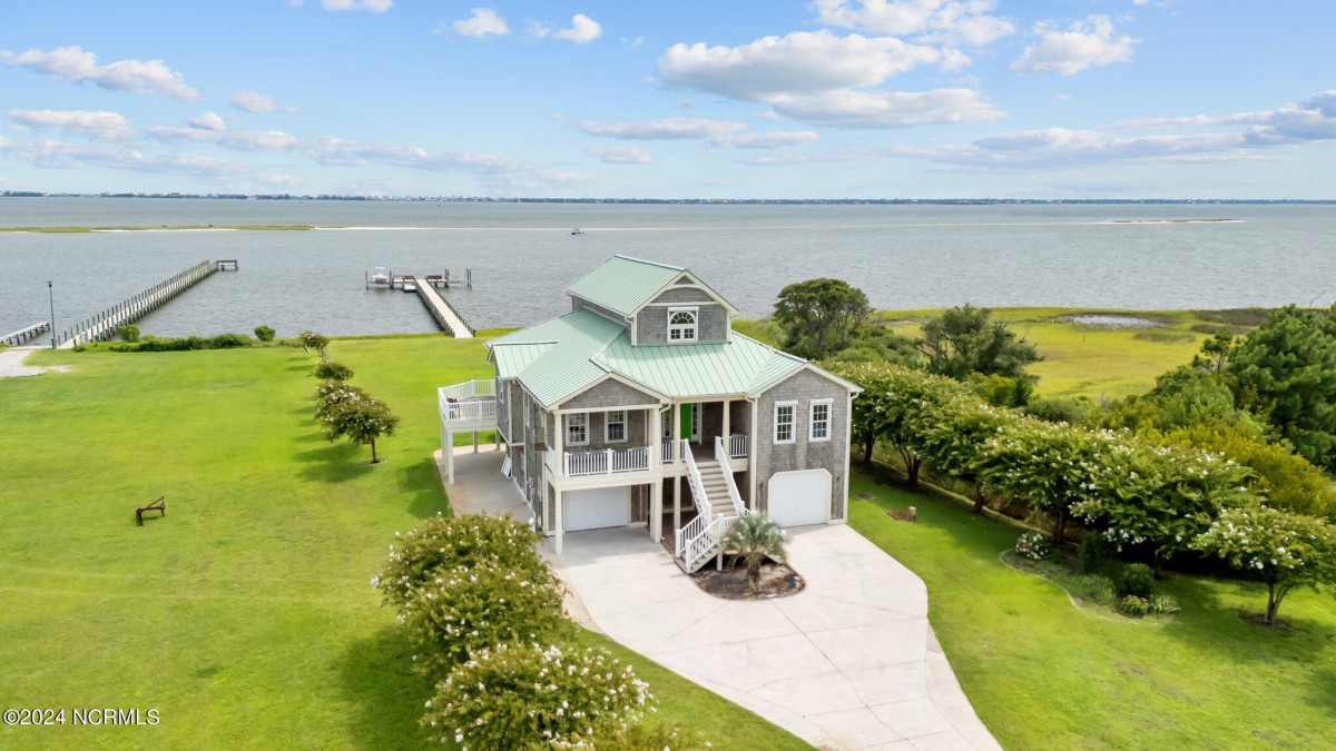 418 Island View Dr Newport, NC 28570