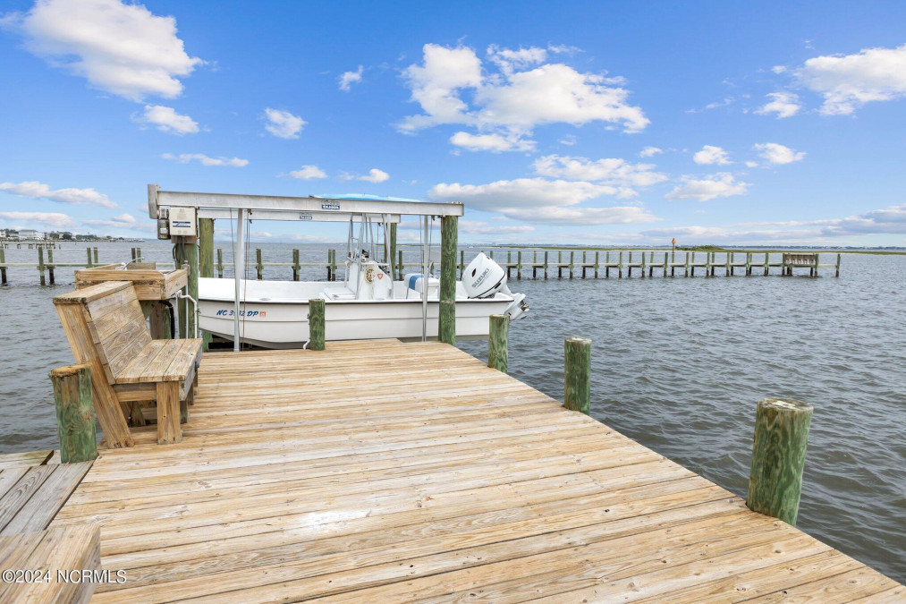 418 Island View Dr Newport, NC 28570