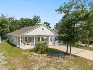 129 9th St Oak Island, NC 28465