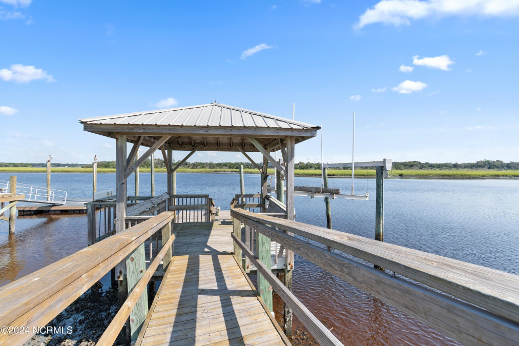 5112 Beach Dr Oak Island, NC 28465