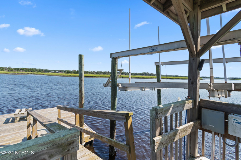 5112 Beach Dr Oak Island, NC 28465