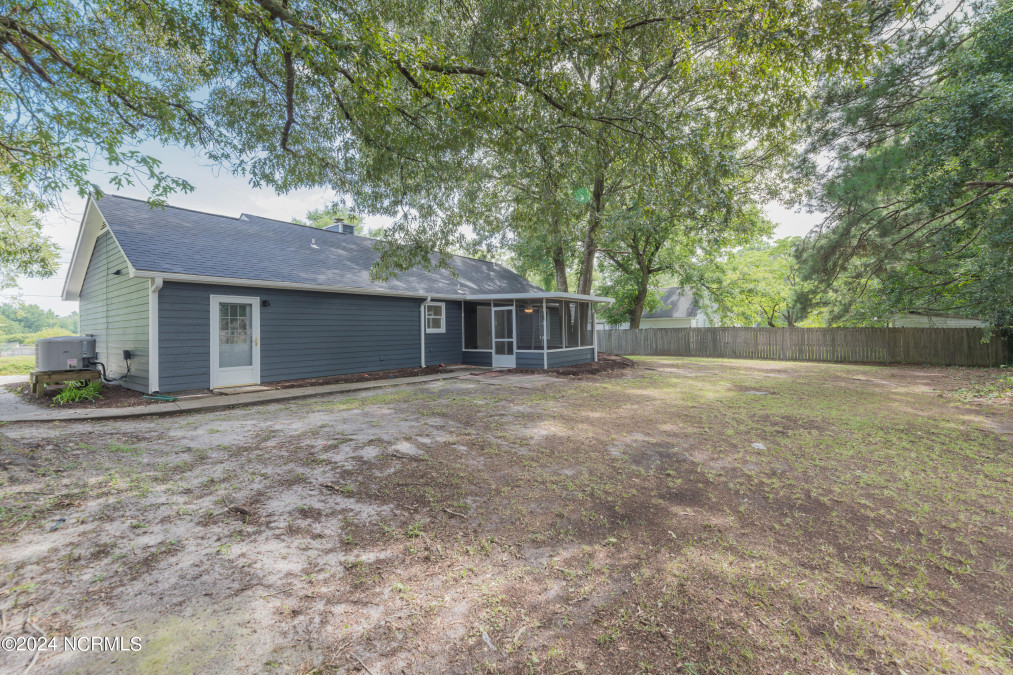 552 Swansboro Loop Rd Swansboro, NC 28584