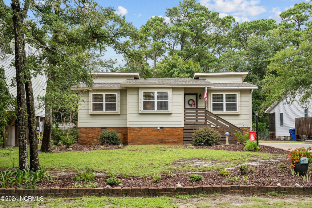 445 Womble St Oak Island, NC 28465