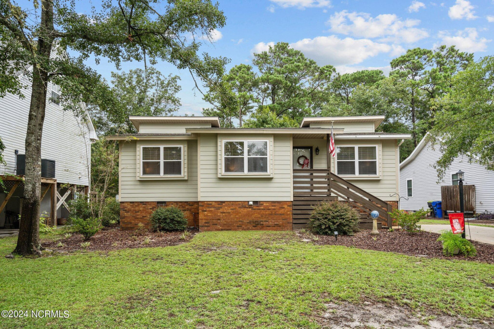 445 Womble St Oak Island, NC 28465