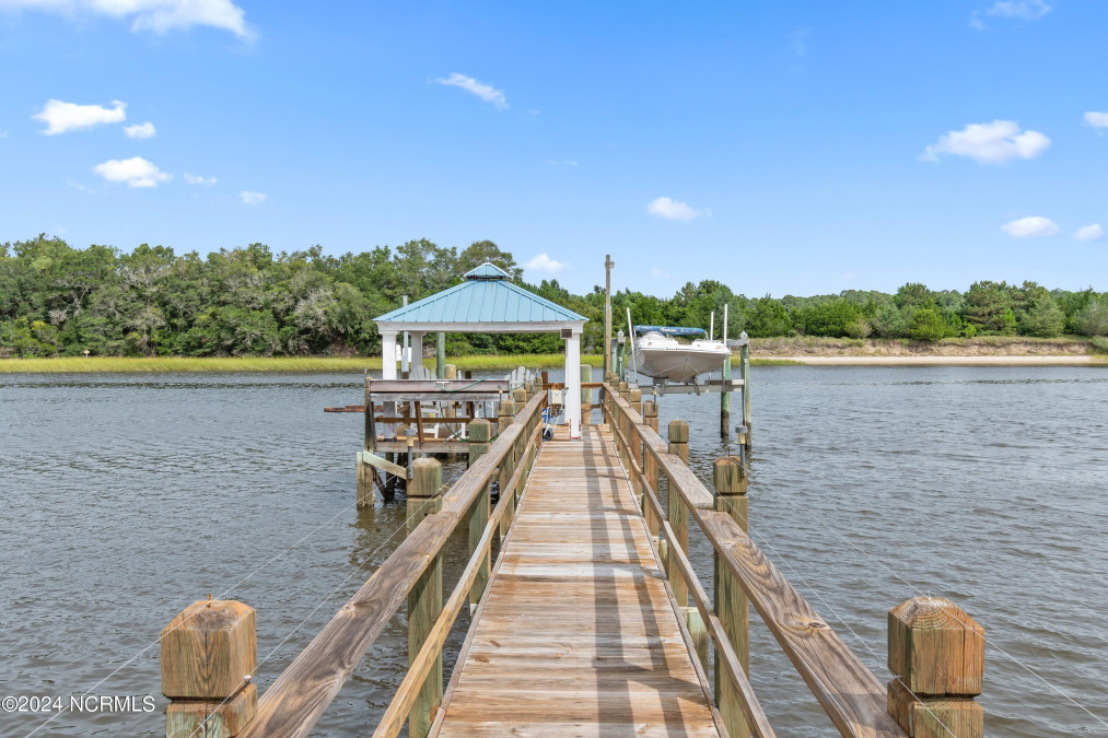 404 Yacht Dr Oak Island, NC 28465