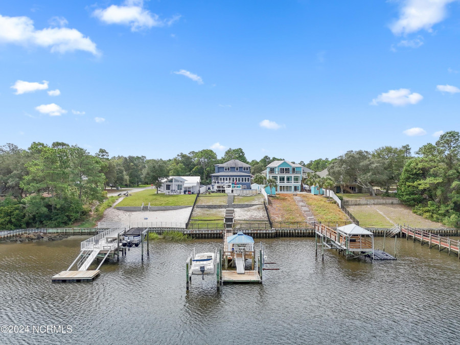 404 Yacht Dr Oak Island, NC 28465