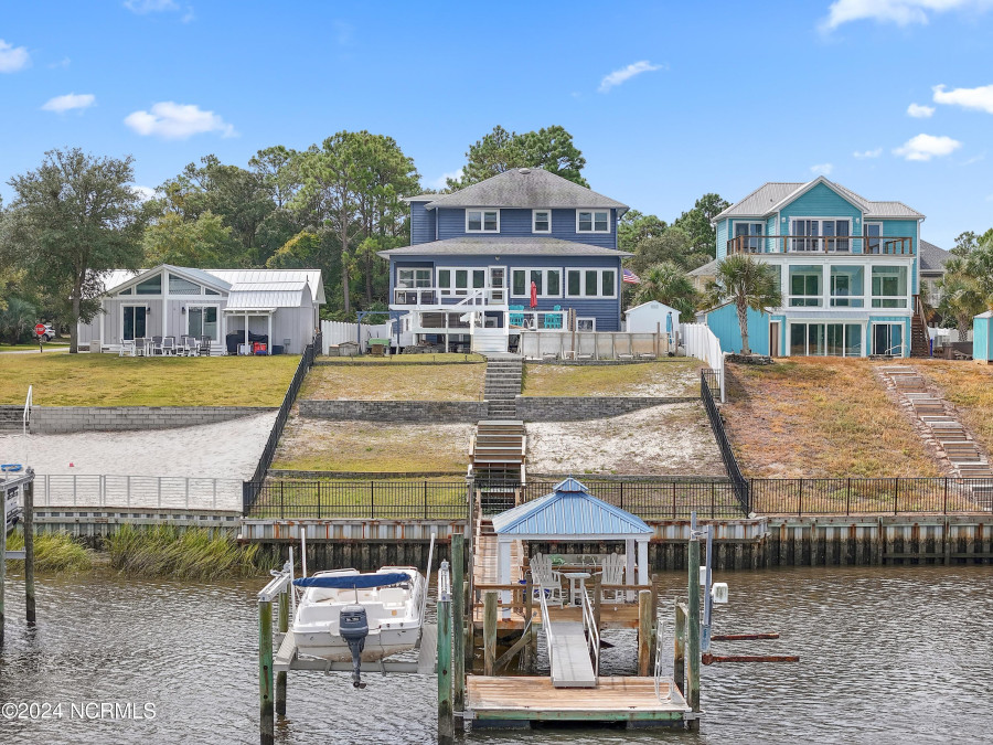 404 Yacht Dr Oak Island, NC 28465