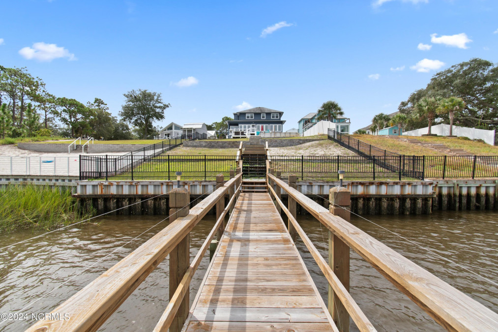 404 Yacht Dr Oak Island, NC 28465