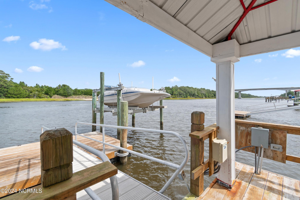 404 Yacht Dr Oak Island, NC 28465