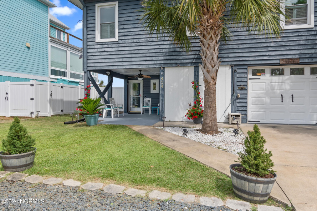 404 Yacht Dr Oak Island, NC 28465