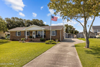 428 Bayview Dr Harkers Island, NC 28531