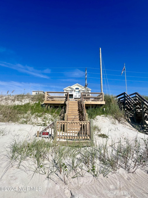 100 Oleander Ct Surf City, NC 28445