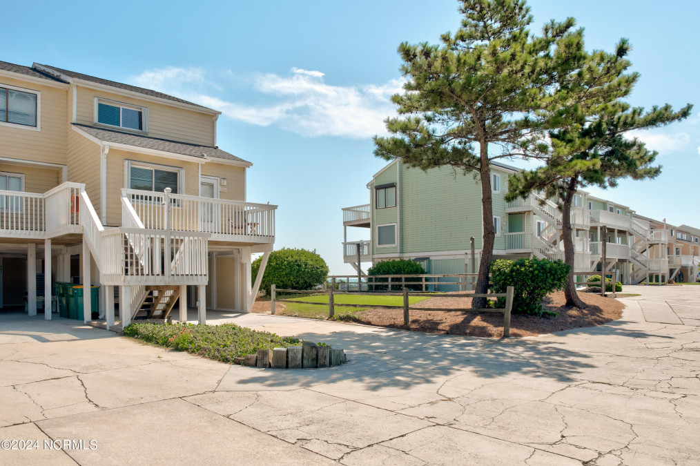 606 Pelican Ct Kure Beach, NC 28449