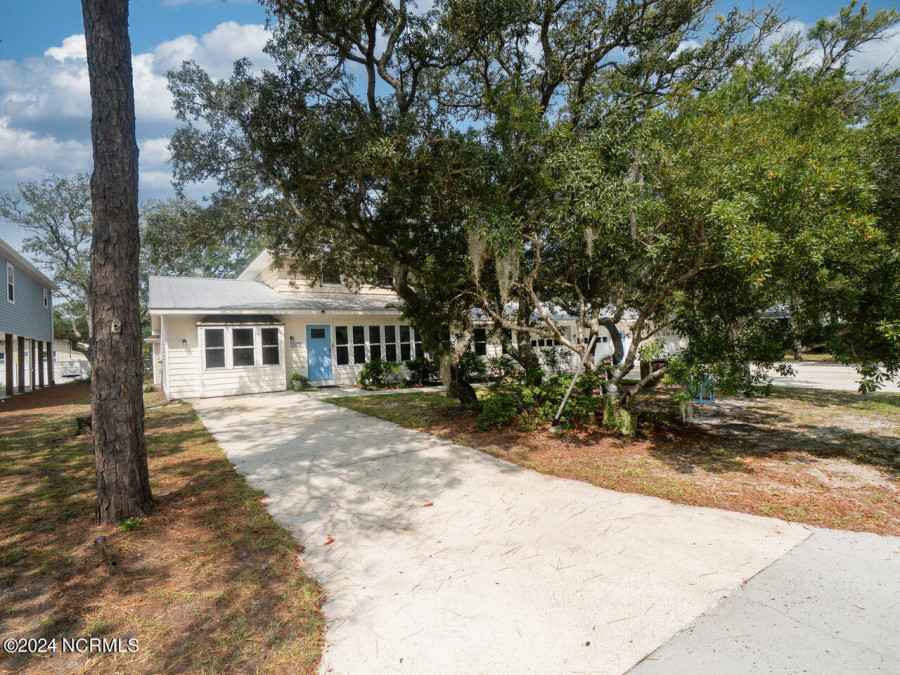 137 9th St Oak Island, NC 28465