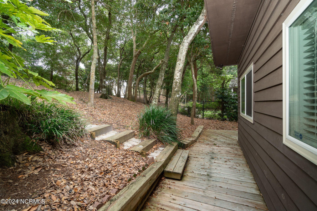 131 Arborvitae Dr Pine Knoll Shores, NC 28512