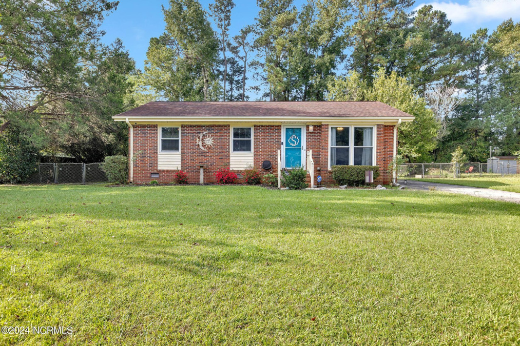 18 Berkshire Dr Jacksonville, NC 28546