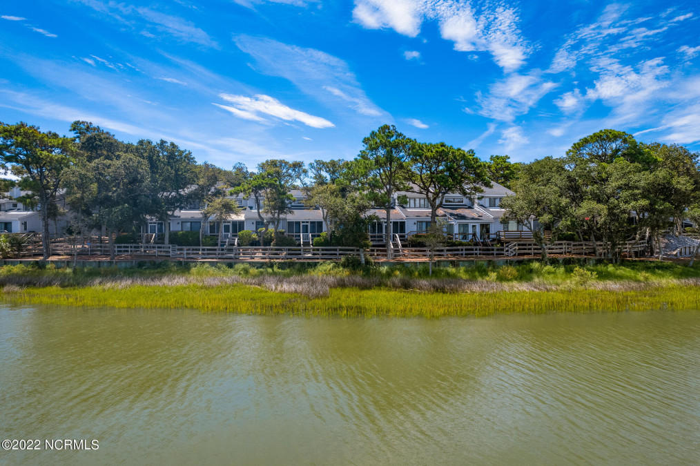 570 Coral Dr Pine Knoll Shores, NC 28512