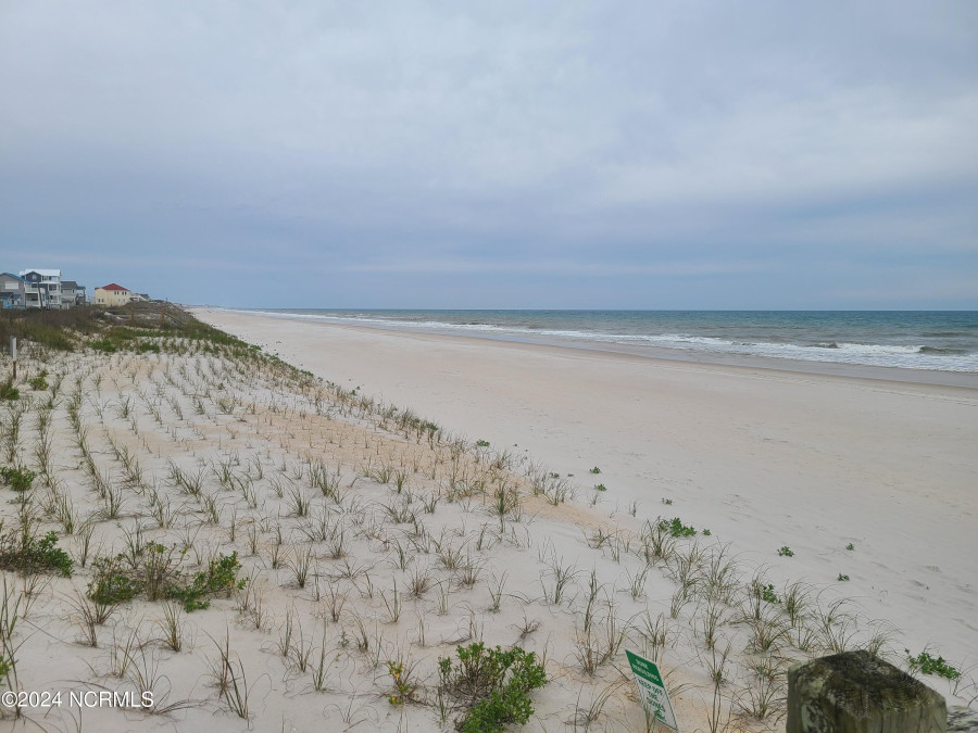 2712 Island Dr North Topsail Beach, NC 28460