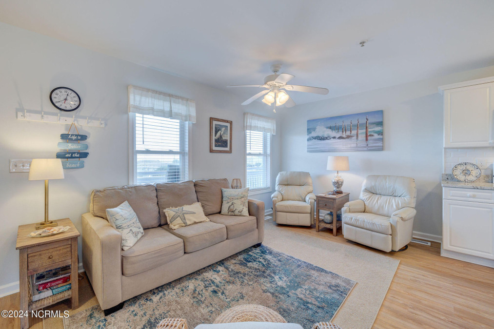 305 Topsail Dr Surf City, NC 28445