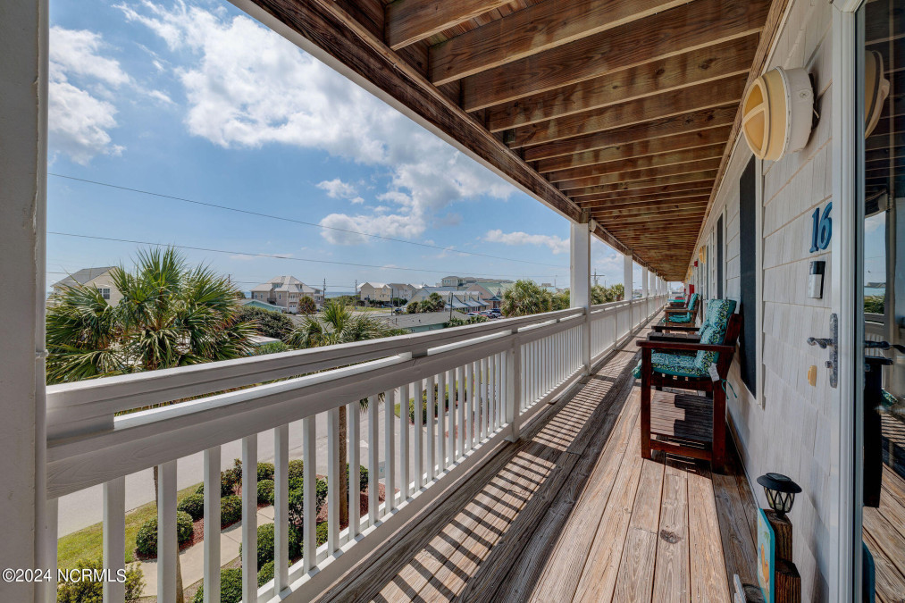 305 Topsail Dr Surf City, NC 28445