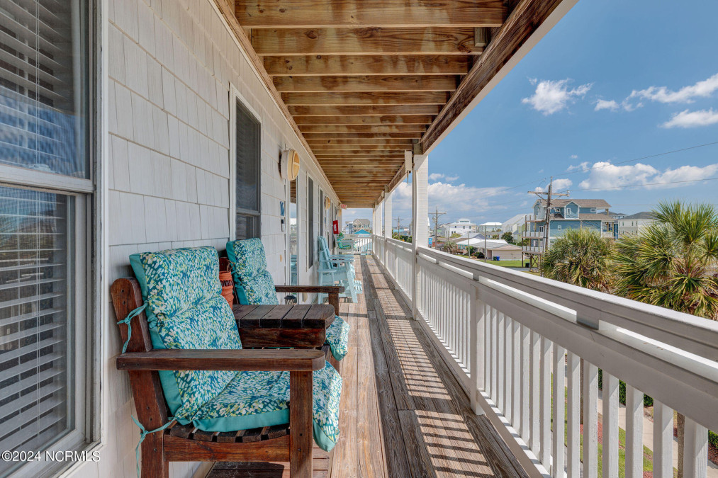 305 Topsail Dr Surf City, NC 28445