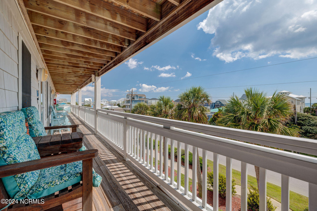 305 Topsail Dr Surf City, NC 28445