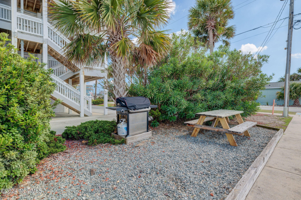 305 Topsail Dr Surf City, NC 28445