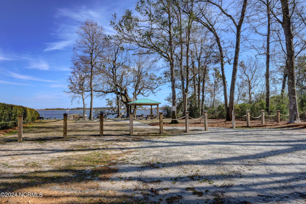 102 Shore Ct Sneads Ferry, NC 28460