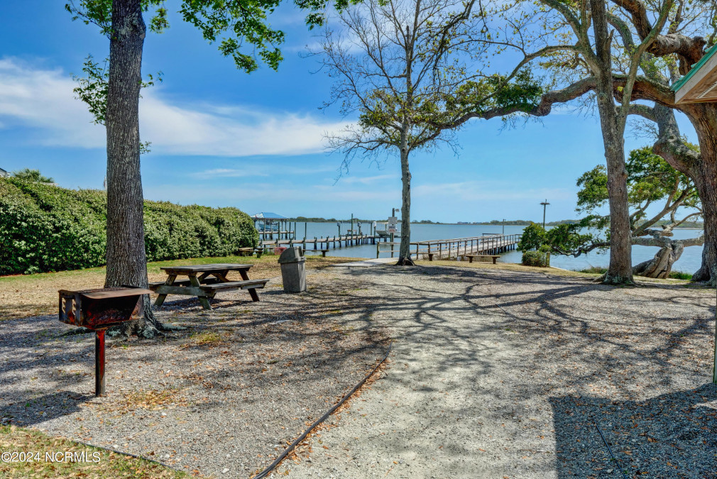 102 Shore Ct Sneads Ferry, NC 28460