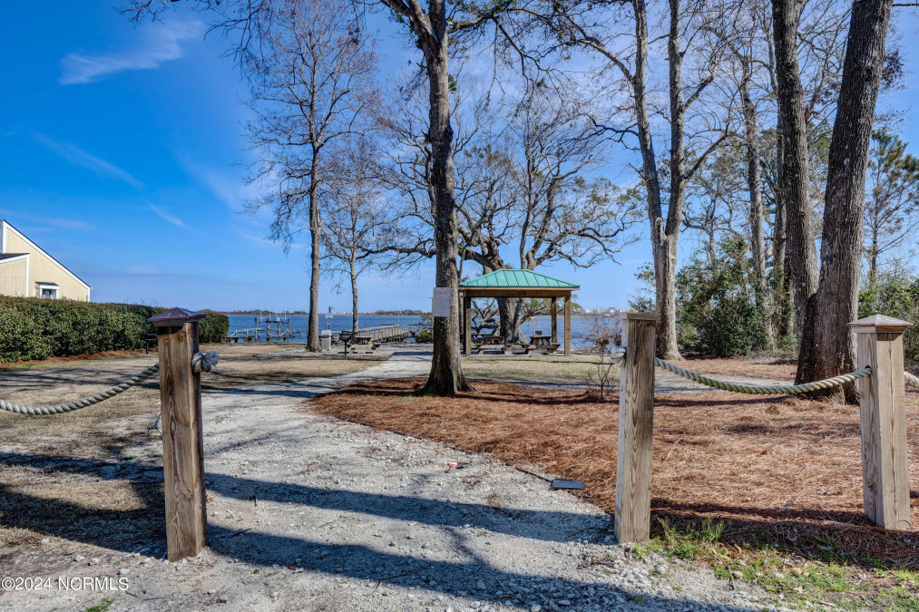 102 Shore Ct Sneads Ferry, NC 28460