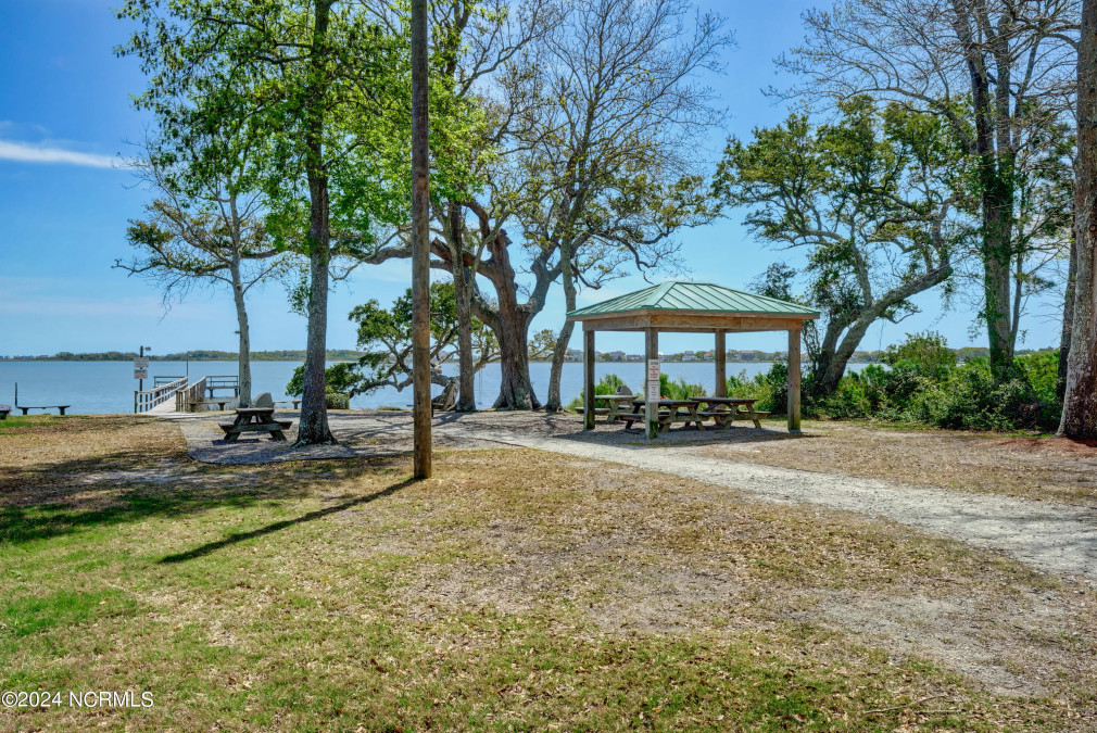 102 Shore Ct Sneads Ferry, NC 28460