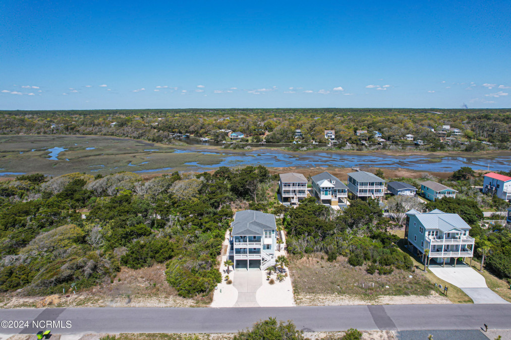 516 Dolphin Dr Oak Island, NC 28465