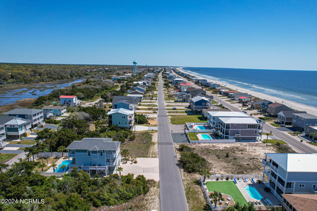 516 Dolphin Dr Oak Island, NC 28465