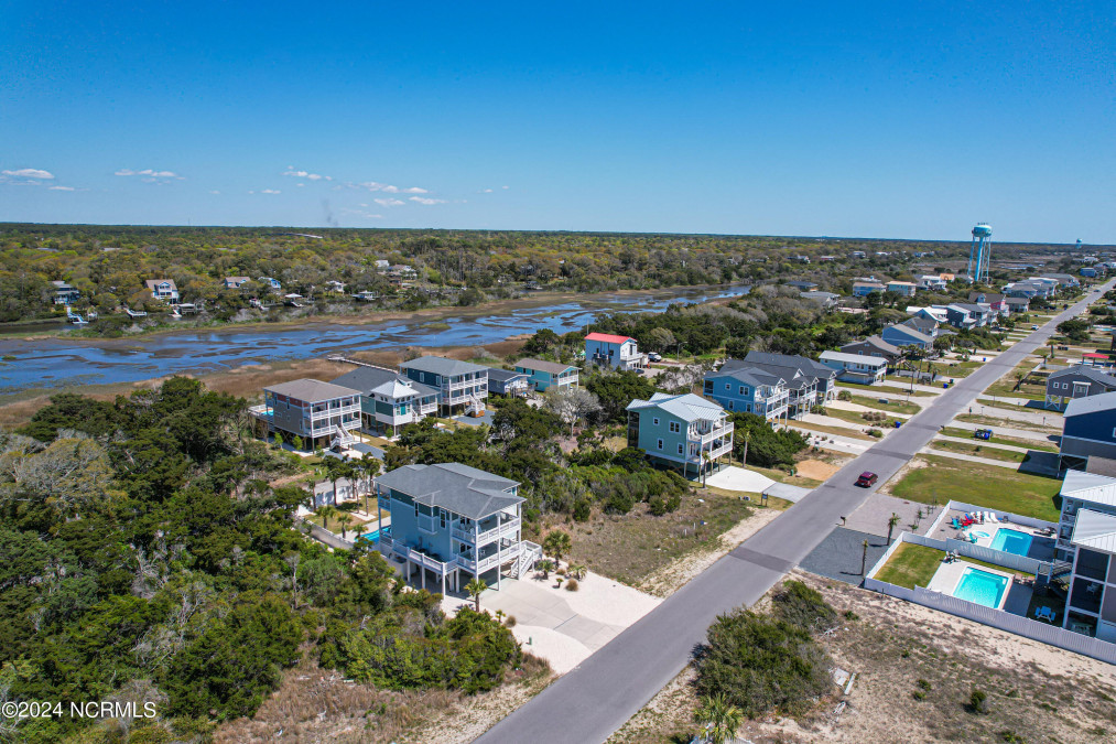 516 Dolphin Dr Oak Island, NC 28465