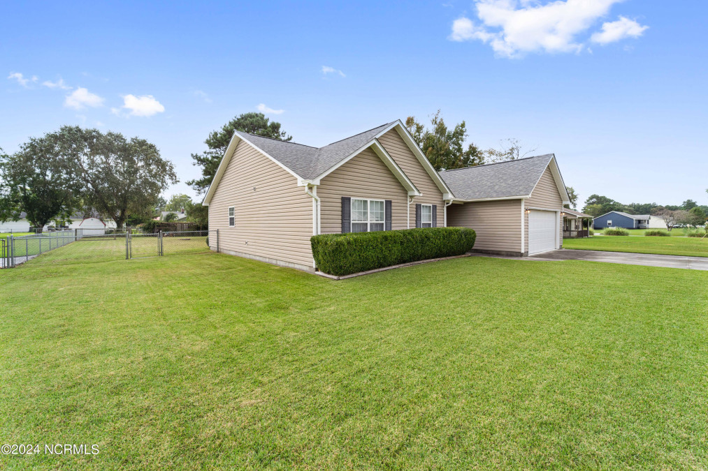 111 Fodder Dr Hubert, NC 28539