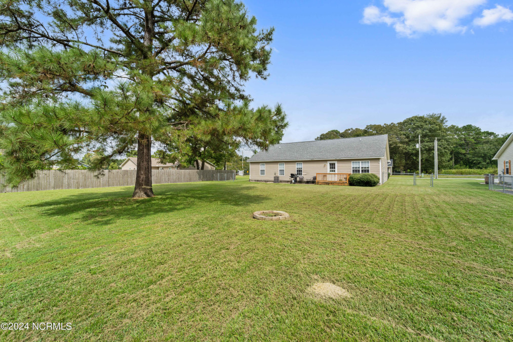 111 Fodder Dr Hubert, NC 28539