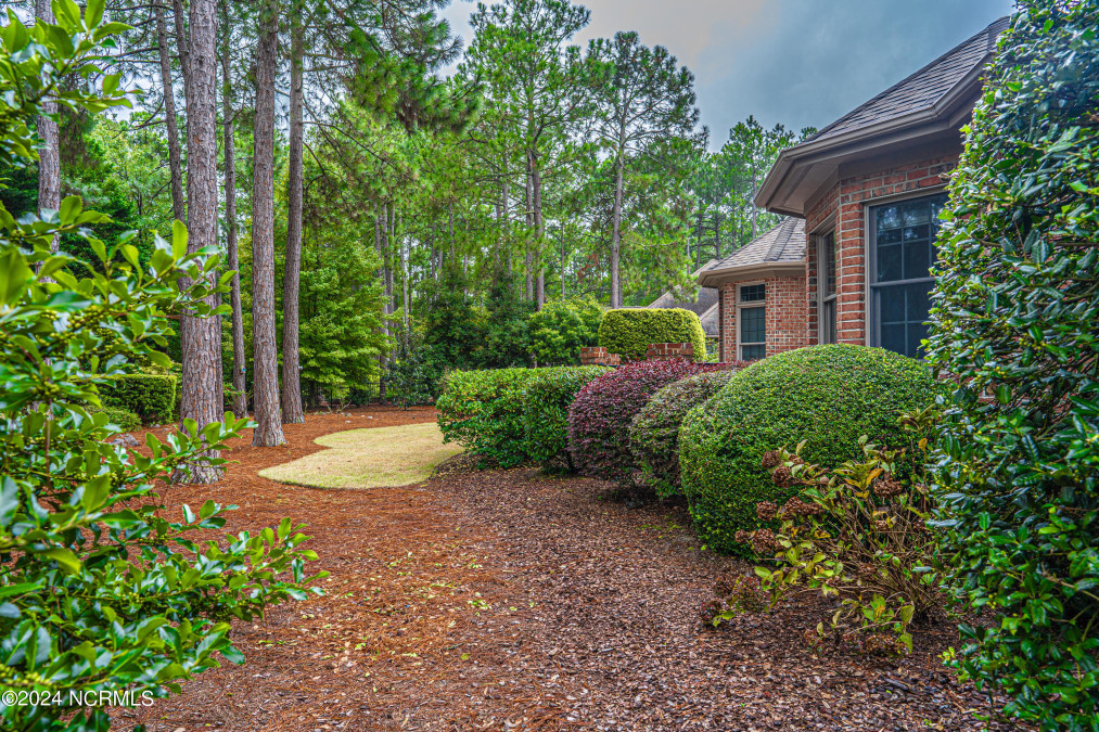 5 Augusta Dr Southern Pines, NC 28387