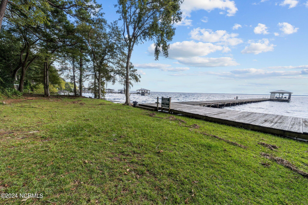 212 Lakeshore Dr Lake Waccamaw, NC 28450