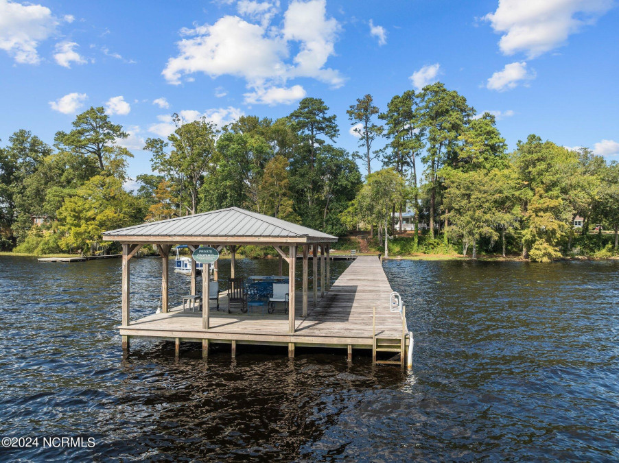 212 Lakeshore Dr Lake Waccamaw, NC 28450