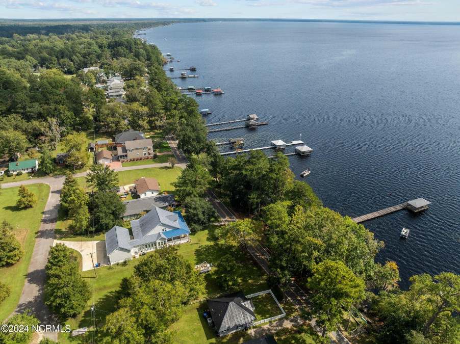 212 Lakeshore Dr Lake Waccamaw, NC 28450